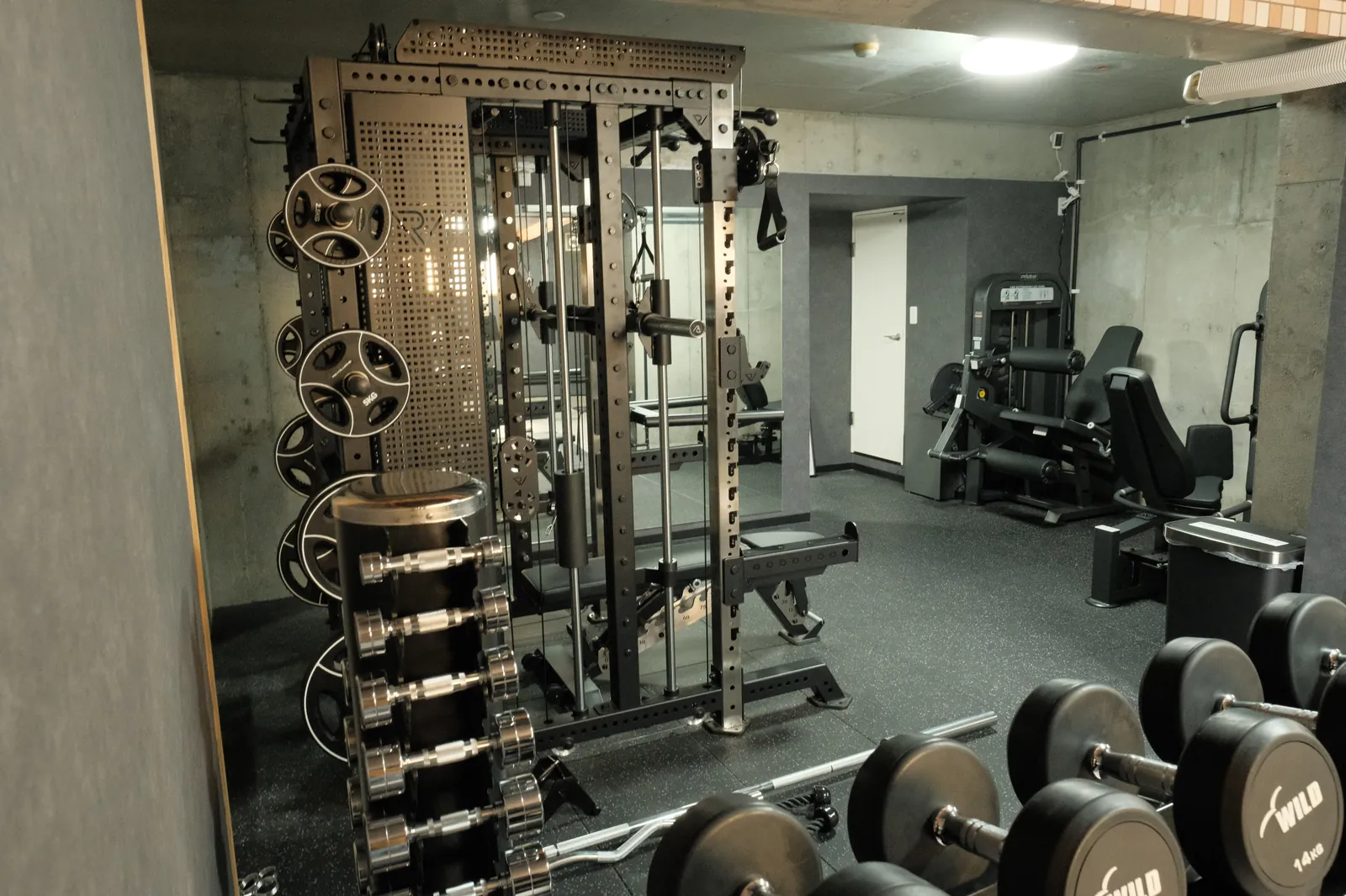 Fitness BOOTH 24 戸塚店の内観。スミスマシン・ダンベル・各種マシンを完備した完全個室